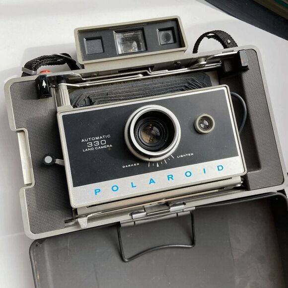 Vintage Polaroid 330 Land Camera Bundle w/ Case, Flash, Bulbs, Manuals - Picture 3 of 13